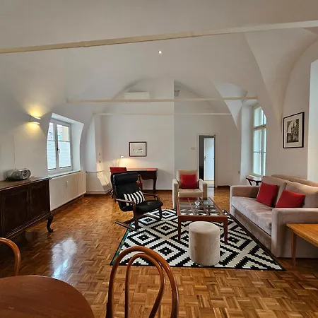 Charming Laura Tour As By Town Hall *