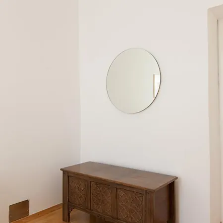 Charming Laura Tour As By Town Hall