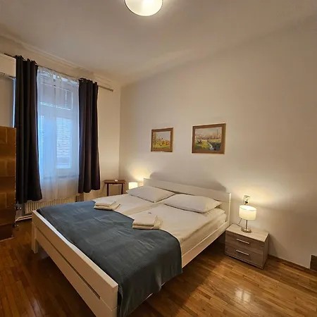 Charming Laura Tour As By Town Hall Apartman *