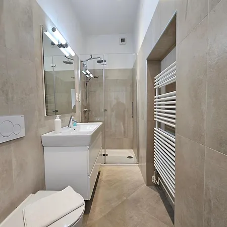 Charming Laura Tour As By Town Hall Laibach