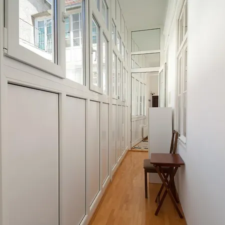 Charming Laura Tour As By Town Hall