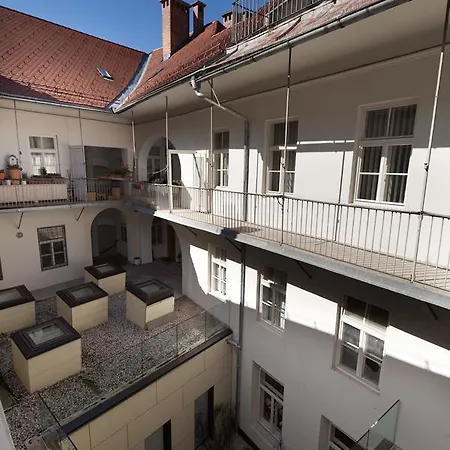 Apartment Charming Laura Tour As By Town Hall Laibach