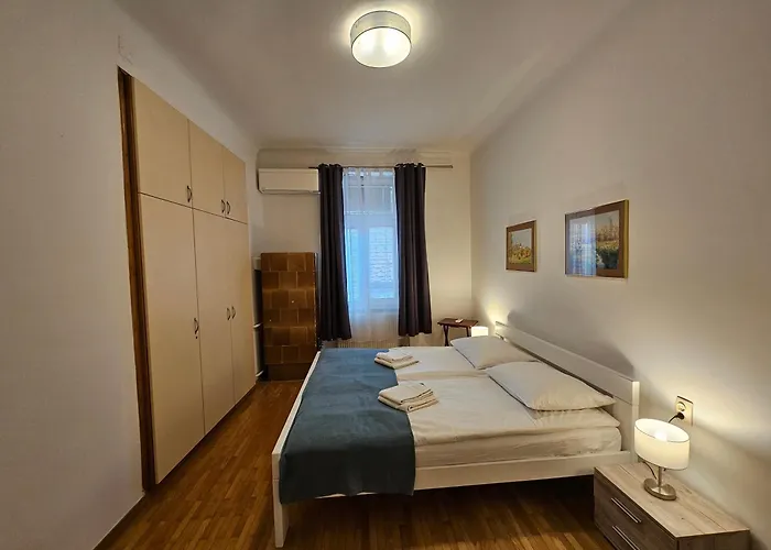 Charming Laura Tour As By Town Hall * לובליאנה