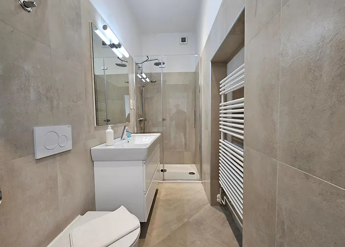 Charming Laura Tour As By Town Hall リュブリャナ