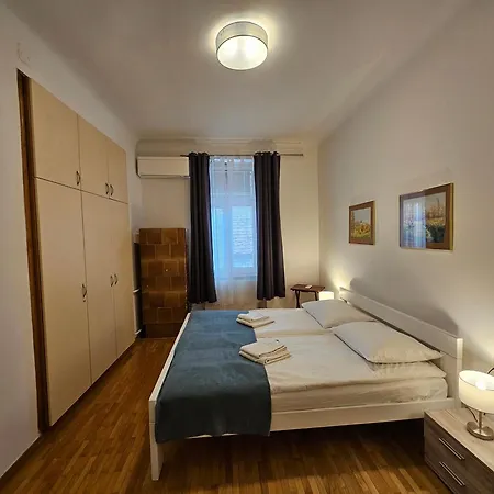 Charming Laura Tour As By Town Hall * Liubliana