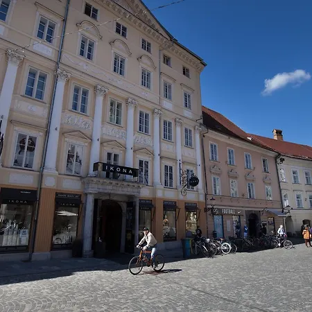 Charming Laura Tour As By Town Hall * Liubliana